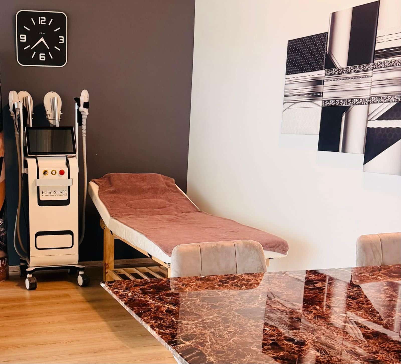 Appareil Esthe-SHAPE dans une cabine de soins du centre Fit Center à Frameries